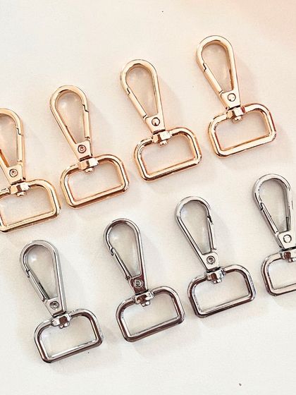 These durable lobster hooks are perfect for your macramé projects. Here you can see the gold and silver options, which add a polished finish to any design.