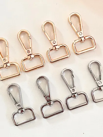 These durable lobster hooks are perfect for your macramé projects. Here you can see the gold and silver options, which add a polished finish to any design.
