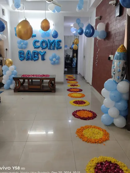 The complete "Welcome Baby" home entrance decoration, with balloon columns and a flower petal pathway.