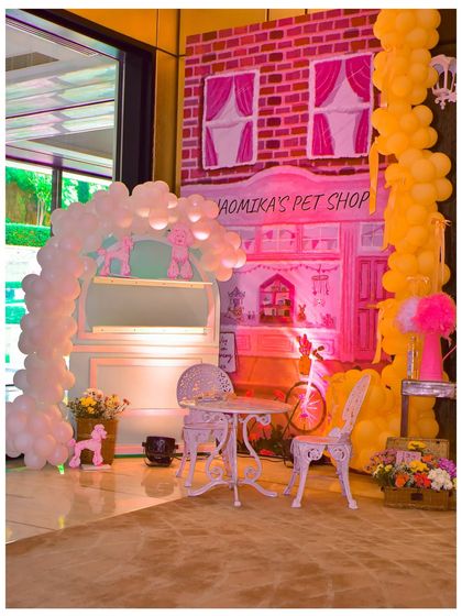 'Naomika's Pet Shop' was another adorable vignette, complete with a bistro set, a hand-painted backdrop, and balloon decorations.