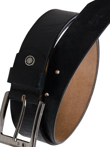 A men's casual belt in black leather with a subtle texture. The rectangular gunmetal buckle adds a modern touch to this otherwise classic accessory.