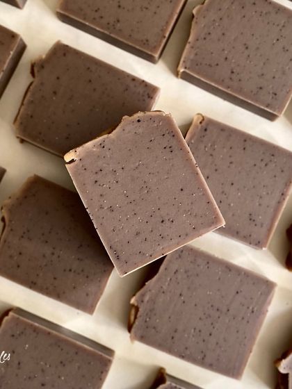 We use real coffee in our exfoliating bar for its antioxidant and anti-inflammatory properties. It's a customer favorite for its effectiveness and its incredible, invigorating coffee aroma.