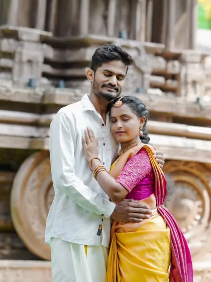 An intimate pose in front of a stone chariot. The couple's traditional outfits and the grand location create a stunning, memorable pre-wedding photograph.