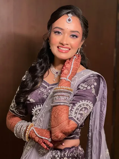 A lovely reception look with lavender-toned eye makeup and a diamond jewellery set.