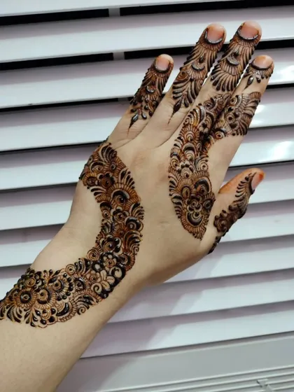 A stylish and contemporary design that wraps around the wrist and extends onto the fingers. This kind of asymmetrical design is very popular for parties and festivals.
