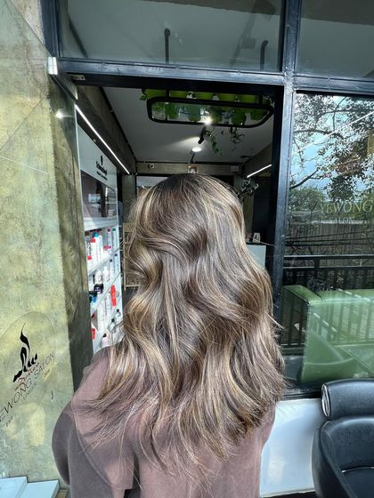 A final view of this versatile ash blonde, a timeless choice for a modern look.