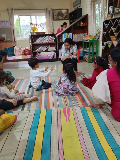 A young boy enthusiastically shares his thoughts during the story. We encourage children to participate, making them co-creators of the storytelling experience.