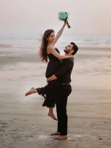 A joyful lift against the evening sky at the beach. This pre-wedding photo of Umesh and Janhavi is full of energy, happiness, and celebration.