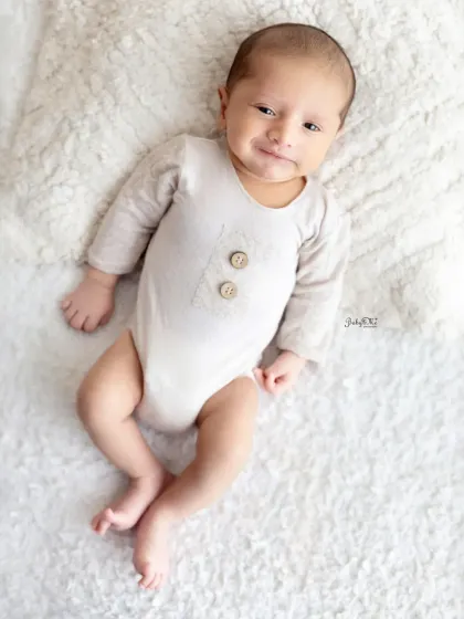 While sleepy poses are classic, I absolutely adore it when newborns are wide awake. Capturing that curious gaze and those first little smiles is a truly special part of any newborn session.