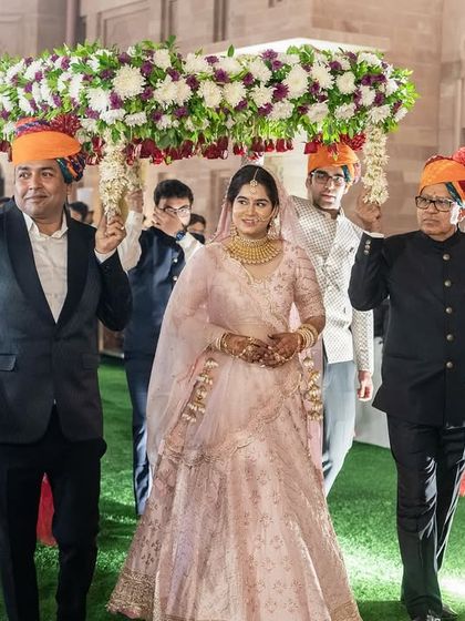 A beautiful view of the bride's procession, surrounded by her family. We capture the complete story of the bridal entry, showing the support and joy of her closest relatives.