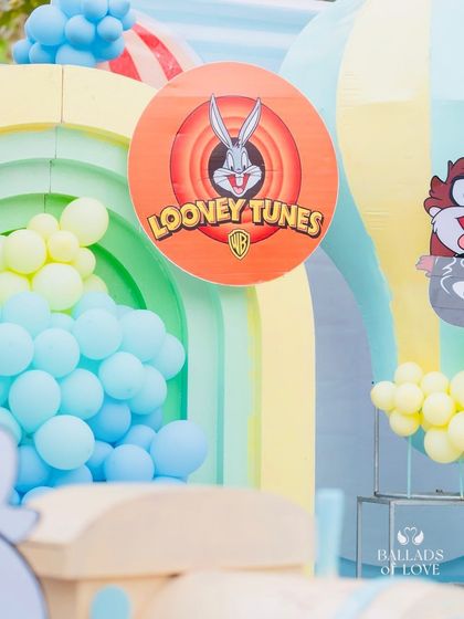 The iconic Looney Tunes logo, used as a central decorative piece for the party theme.