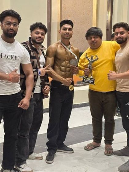 Big brother with his winning athlete. A moment of pride and celebration with the team.