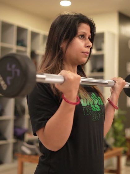 Barbell curls are a classic for a reason. This member is focused on building bicep peaks with this effective exercise.