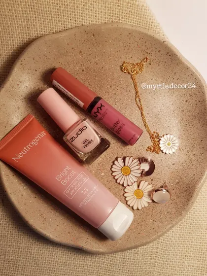 Our curvy tray in a sandy, terrazzo finish, styled with daily essentials. This tray’s organic shape reminds us of the beach.