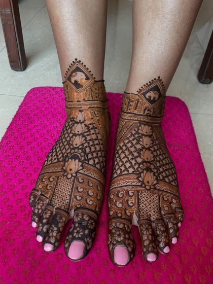 Elegant Foot Mehendi photo 5