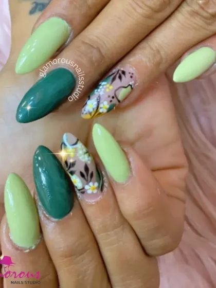 A beautiful nature-inspired set in shades of green. We combined solid dark green nails with light green nails and added accent nails with hand-painted white flowers and dark leaves for a fresh, botanical look.