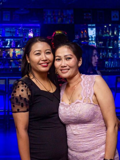 These two friends are all smiles.