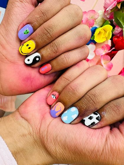 A great overview of all the different random art designs on one set of hands.