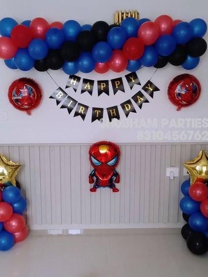 A simple Spider-Man themed balloon decoration for a home birthday party.