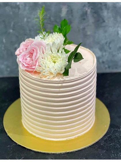 Elegant Celebrations: Floral & Minimalist Cakes photo 15