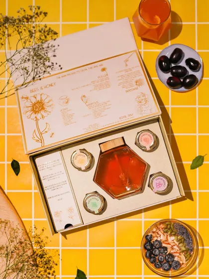 An overhead shot of a beautiful honey gift set. This kind of flatlay is perfect for showcasing product collections and gift hampers.