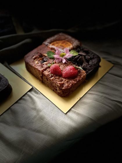 The beautiful, moody lighting on this 4-in-1 Valentine's cake box highlights its charm as a perfect gift.