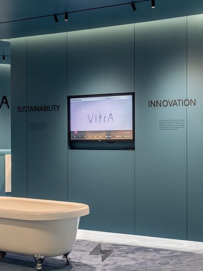 An integrated screen provides digital product information, seamlessly blending technology into the physical showroom. The design ensures that information on sustainability and innovation is part of the customer's journey.