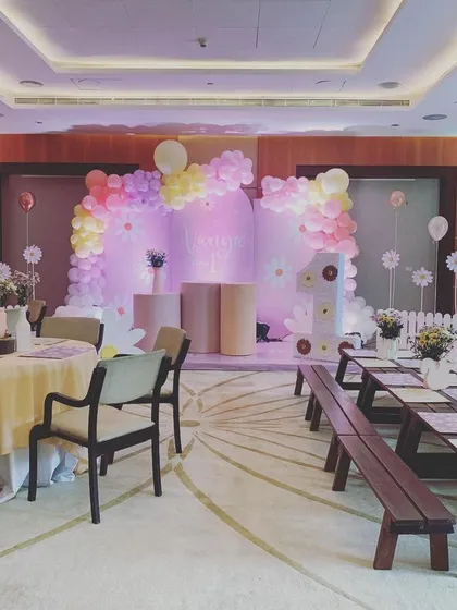 A sweet and simple 'Daisy' themed party with pastel balloon arches and daisy props.