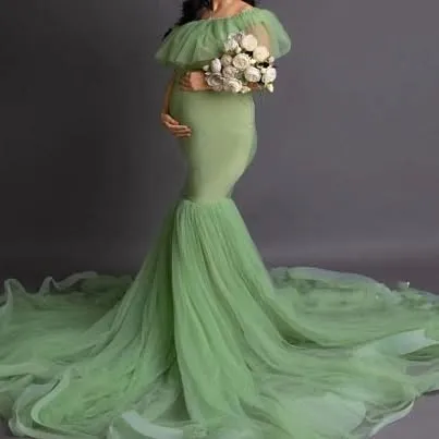 This elegant light green mermaid-style gown is perfect for a modern and chic maternity portrait. The fitted design beautifully accentuates your curves, while the tulle train adds a soft, romantic finish.