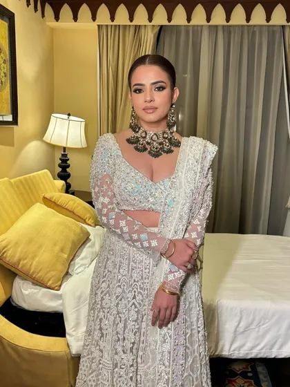 The complete look. This is how you do modern royal glam for a reception or sangeet.