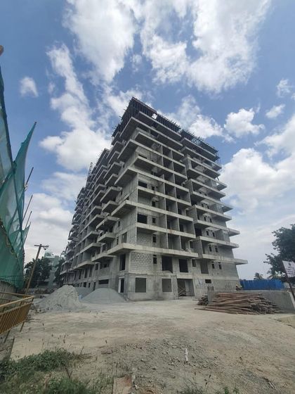 Another shot of the 'Green Edge Casero' site, showing the progress of the high-rise structure. Regular site visits are crucial for me to ensure quality control.