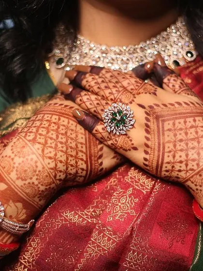 A close-up of a beautifully matured stain, complemented by diamond jewelry. The intricate grid pattern is sharp and clear.