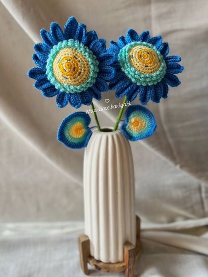 Our Van Gogh-inspired 3D crochet sunflowers in a striking blue. This artistic interpretation brings a unique and creative twist to the classic sunflower.