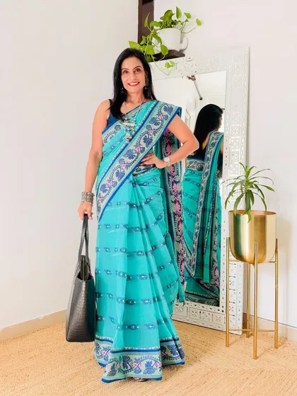 A beautiful turquoise blue Tant saree. This pure cotton saree from Bengal is known for its crispness and is perfect for hot and humid weather.