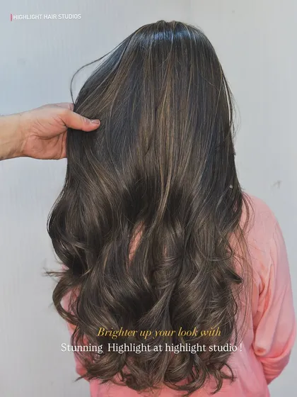 Brighter up your look with stunning highlights. We love how the light catches these waves, showing off the beautiful blend of colors.