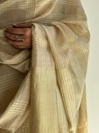 Another detail of the exquisite Karghewale saree. The unique colors and versatile design make it perfect for any occasion, from formal events to casual gatherings.