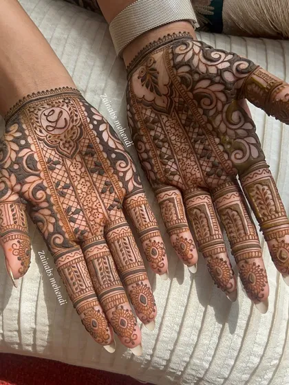 A subtle and elegant way to personalize your henna. This design features the initial 'L' beautifully placed on the palm.