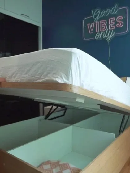We build beds that do more than just look good. This modular bed features a powerful gas pump lift-up mechanism, revealing a large, sectioned storage space underneath, perfect for stowing away extra bedding and seasonal items in Mumbai homes.