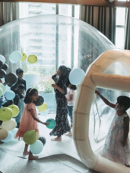 More fun in the bouncy castle, this time with balloons. It’s a simple and effective way to ensure the kids have an amazing, energetic time.