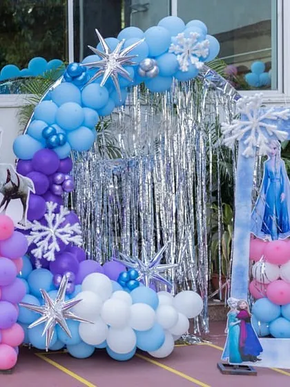The entrance to a winter wonderland with this 'Frozen' themed balloon arch and photo frame, complete with snowflake details.