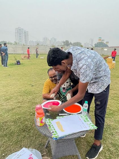 Here's a guest creating a beautiful paw-print flower with their dog. These little activities make our events extra special and memorable.