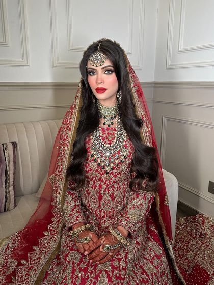 The complete look of our Walima bride, showcasing the grandeur of the layered necklace, maang tikka, and matching hand jewellery. A perfect choice for a grand reception.