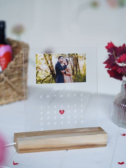 A personalized LED night lamp with a custom photo and calendar, highlighting a special anniversary date. It's a modern and romantic keepsake.