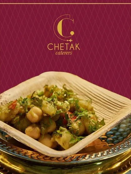 A classic Indian chaat served in an eco-friendly leaf bowl. This dish delivers a burst of tangy, spicy, and sweet flavours, bringing the authentic taste of Indian street food to your event.