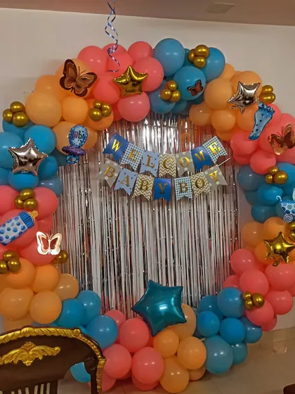 A closer view of the 'Welcome Baby Boy' banner and balloon ring.