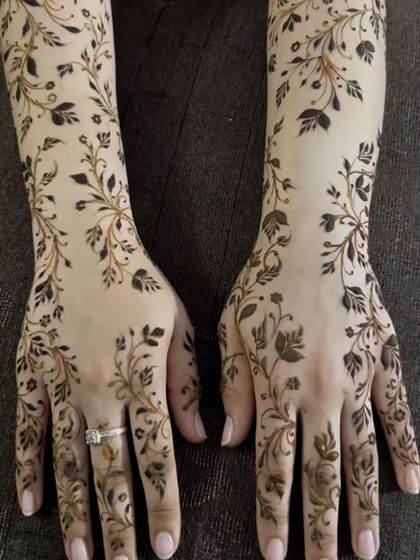 My love for mehendi is forever. This delicate and sprawling vine pattern is so elegant and timeless.