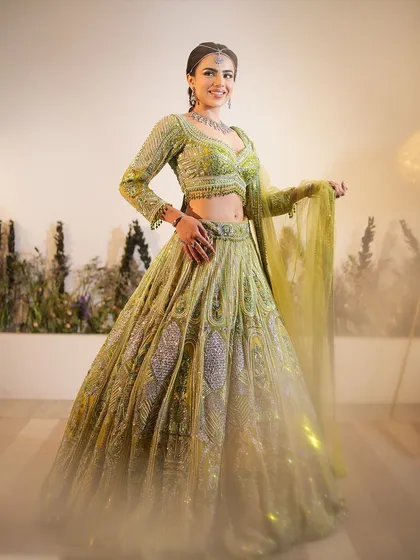 Yellow is my joyful colour. This mehendi look features a pop of yellow on the eyes, keeping it fresh and fun.