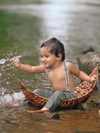 Another delightful splashing shot, freezing the water droplets in mid-air.