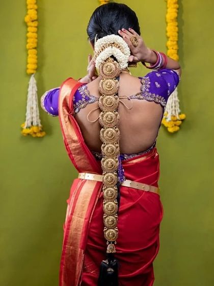 A view of the traditional hair accessory (jadai) that perfectly matches the temple jewellery set.