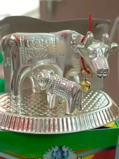 German silver se bani yeh Cow and Calf ki murti return gifts ke liye bahut lokpriya hai. Yeh silver finish mein hai aur iske saath ek ghanti bhi hai.